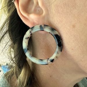 Machete earrings in blonde tortoise